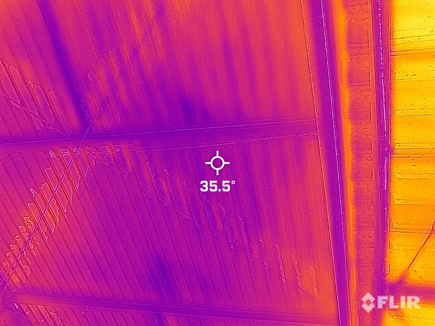 ドローンで屋根に遮熱塗料