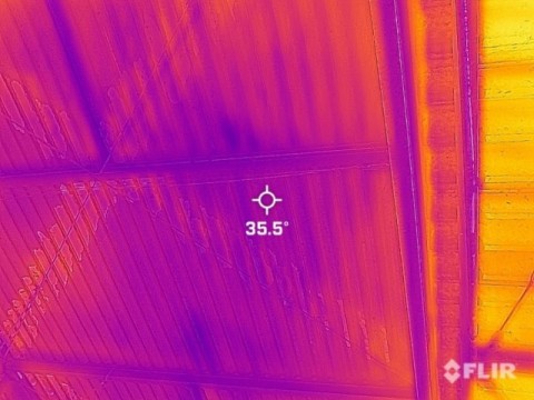 ドローンで屋根に遮熱塗料